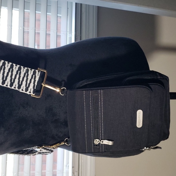 Baggalini Black Nylon Multi Pocket Purse - Picture 12 of 12